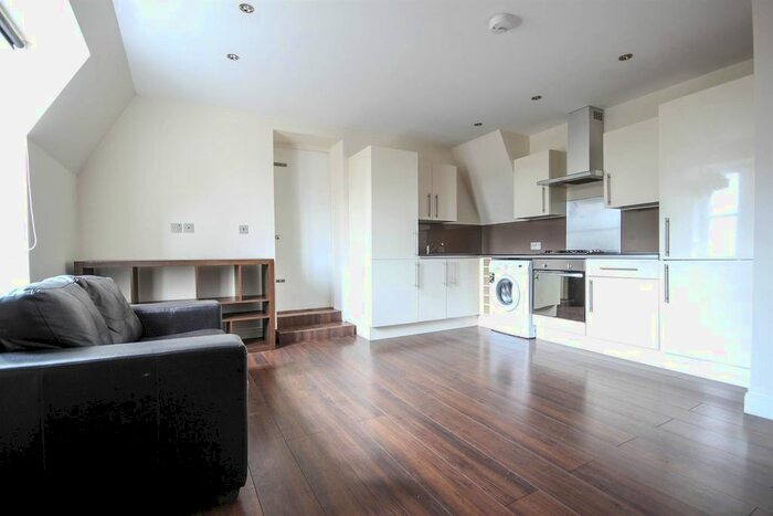 3 Bedroom Flat To Rent In Crescent Road, London, N8