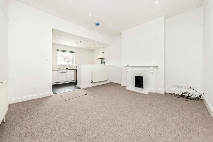 3 Bedroom Flat To Rent In Harrow Road, Kensal Rise, NW10