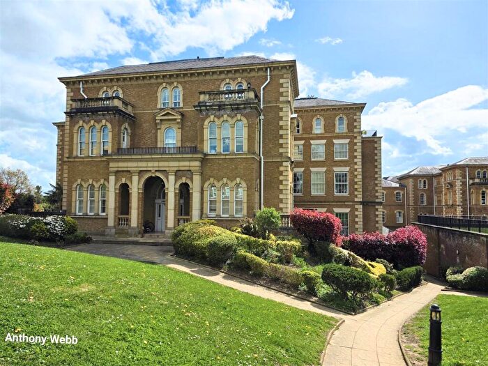 3 Bedroom Flat To Rent In Royal Drive, Princess Park Manor, N11