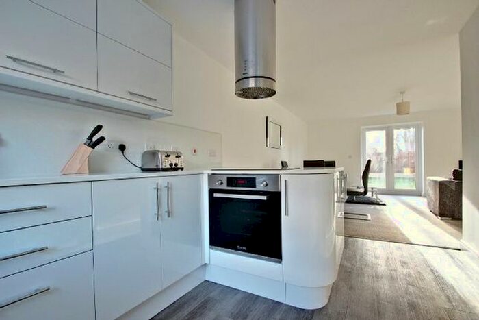 4 Bedroom Town House To Rent In Queens Court Road, Stoke-On-Trent, ST4