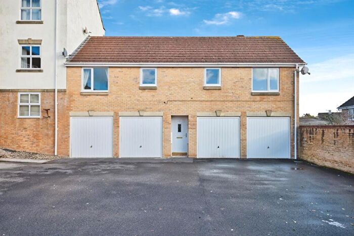 2 Bedroom Coach House For Sale In Fosse Close, Yeovil, BA21