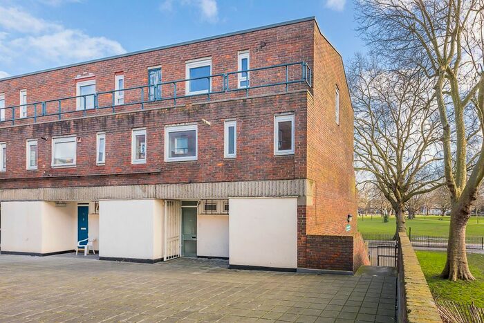 3 Bedroom Maisonette To Rent In Rochford Walk, Hackney, E8