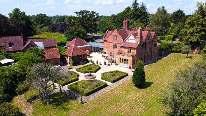 4 Bedroom House To Rent In Bagshot Road, Chobham, Surrey, GU24