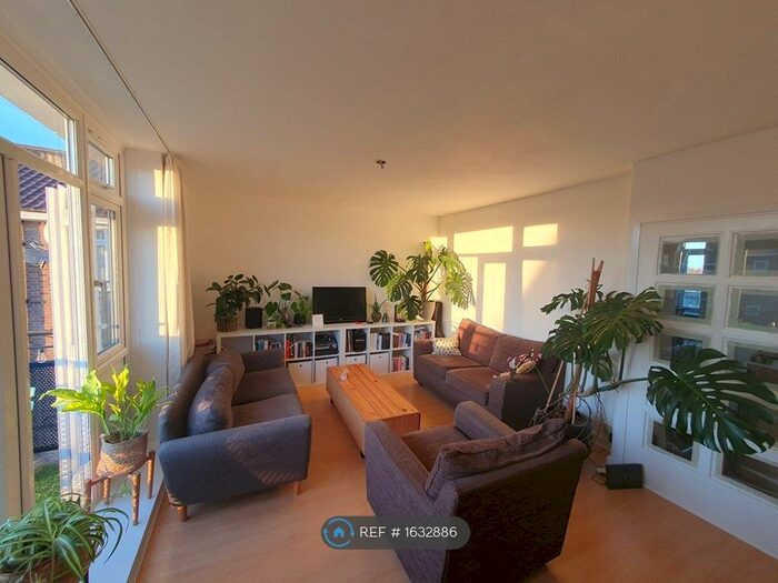 2 Bedroom Flat To Rent In Leys Court, London, SW9