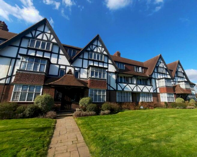 3 Bedroom Flat To Rent In Queens Drive, Acton, London, W3