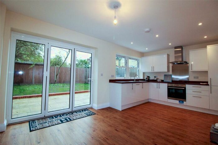 4 Bedroom Semi-Detached House To Rent In Mays Lane, Barnet, EN5