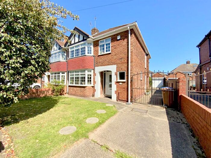 3 Bedroom Semi Detached House For Sale In Clee Crescent, Grimsby, DN32