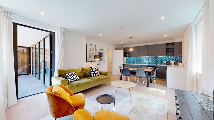 3 Bedroom Flat To Rent In Cremer Street, London, E2