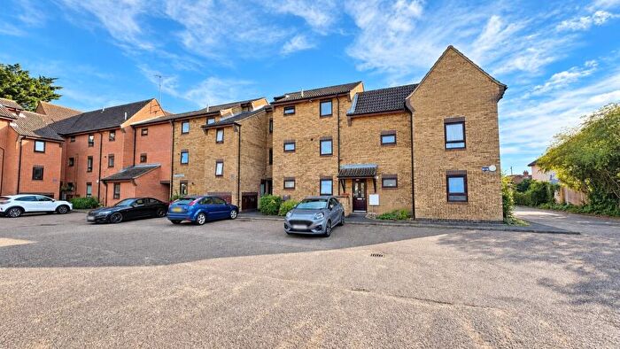 1 Bedroom Flat For Sale In Evergreen Court, Grange Avenue, Wickford, SS12