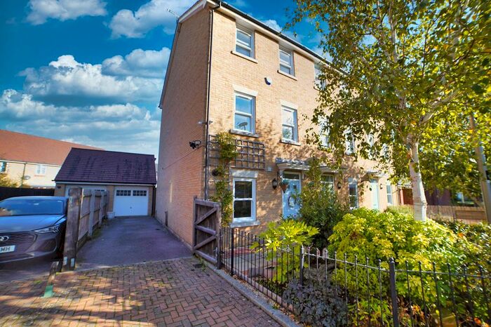 4 Bedroom Terraced House To Rent In Top Fox Way, Redhouse Park, MK14