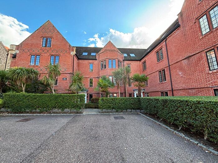 2 Bedroom Flat For Sale In Rose Court, The Galleries, Warley, Brentwood, Essex, CM14