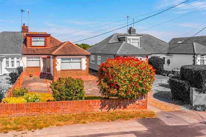 3 Bedroom Chalet For Sale In Oxford Road, Rochford, SS4