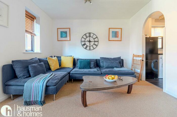 2 Bedroom Flat To Rent In Woodvale Way, Cricklewood, NW11