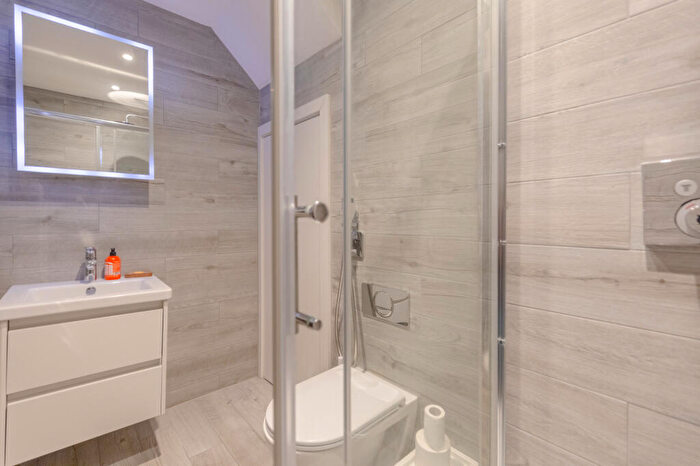 2 Bedroom Apartment To Rent In Taybridge Road, London, SW11