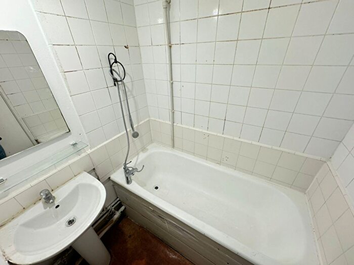 2 Bedroom Flat To Rent In Bow Road, London, E3