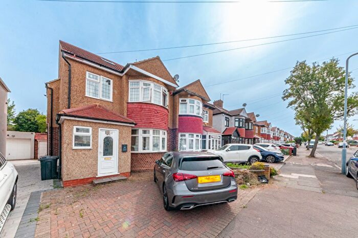 4 Bedroom Semi-detached House For Sale In Torquay Gardens, Ilford, IG4