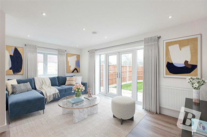 4 Bedroom End Of Terrace House For Sale In Wrexham Road, Noak Hill, RM3