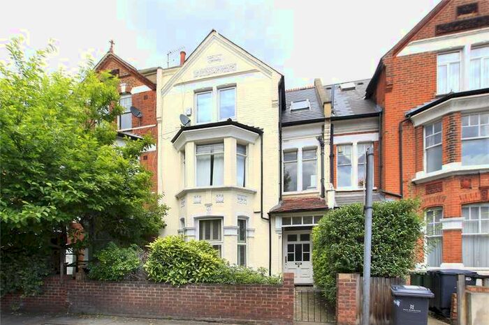 2 Bedroom Flat To Rent In Cavendish Road, Clapham South, London, SW12