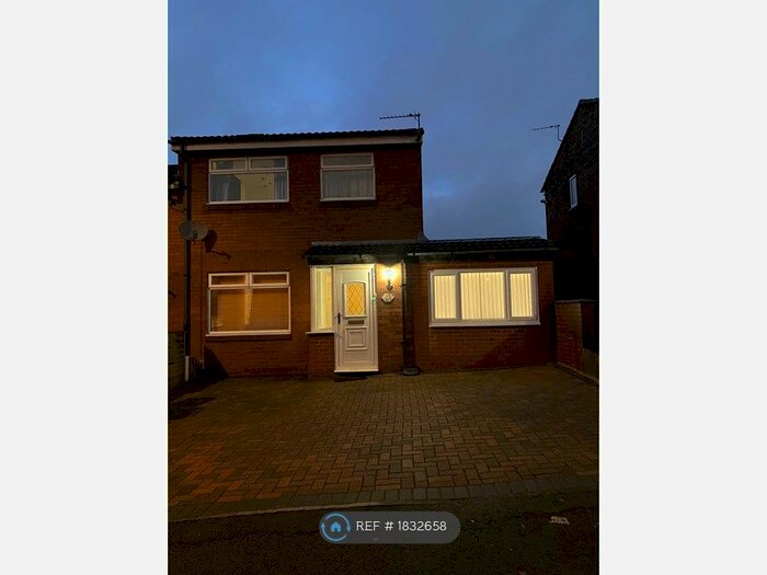 3 Bedroom Semi-Detached House To Rent In Crompton Street, Oldham, OL1