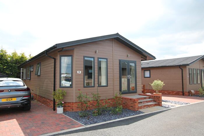 2 Bedroom Mobile/park Home For Sale In Newbourne, Woodbridge, IP12