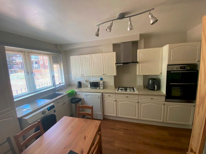 3 Bedroom Maisonette To Rent In Ann Street, Plumstead, SE18