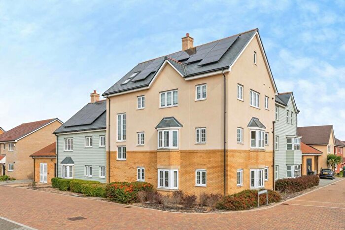 2 Bedroom Flat For Sale In Henry Crescent, Rochford, Essex, SS4