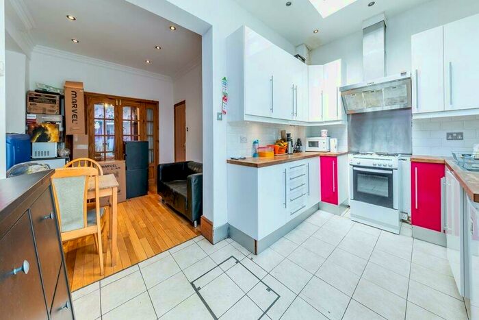 4 Bedroom Flat To Rent In Sandford Avenue, Wood Green / White Hart Lane, N22