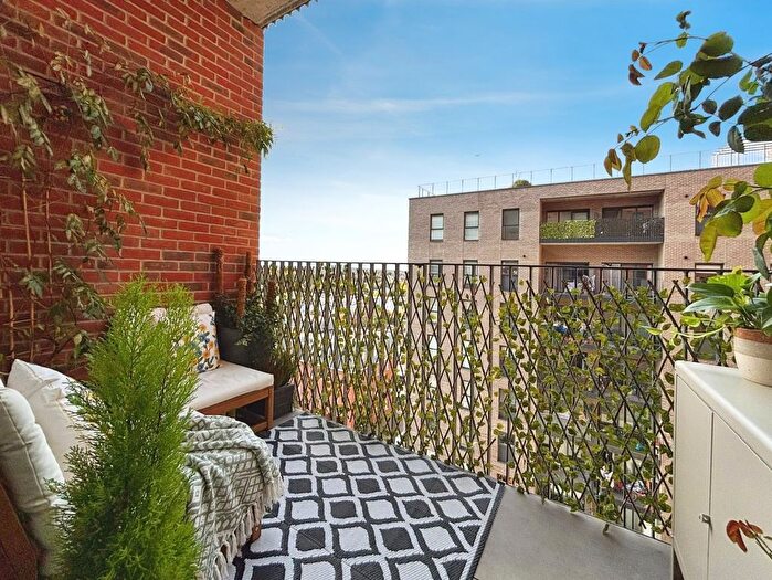 2 Bedroom Flat For Sale In Victoria Avenue, Southend-On-Sea, Essex, SS2