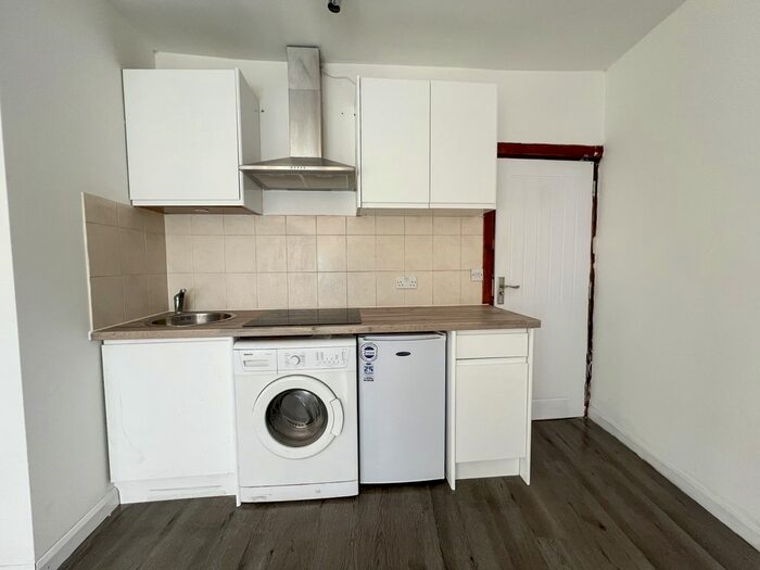 Studio To Rent In High Road Leyton, Leyton, London, Qe, Uk, E10