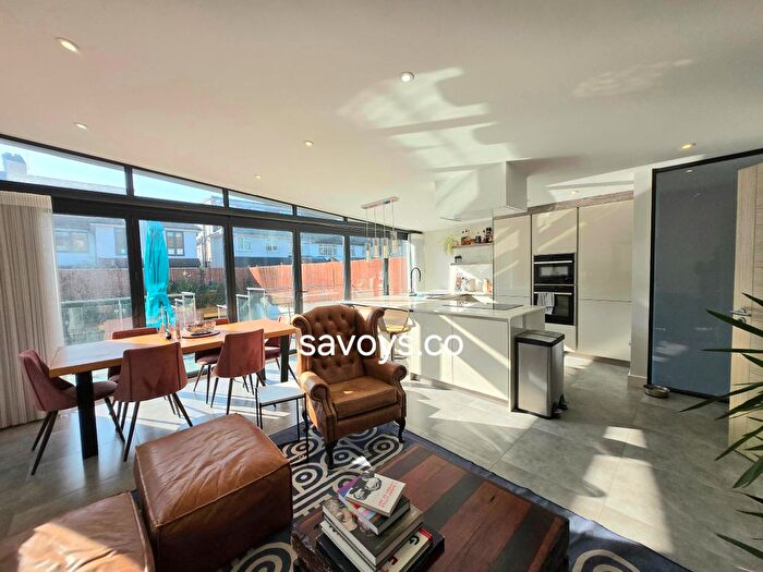 3 Bedroom Detached House To Rent In Wayside, Golders Green, NW11