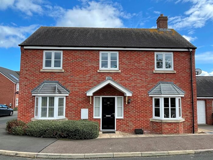 4 Bedroom Detached House For Sale In Hillfield Road, Oundle, Peterborough, PE8