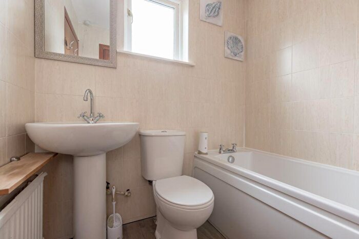 2 Bedroom Semi-Detached Bungalow For Sale In Kirkfield View, Livingston, EH54