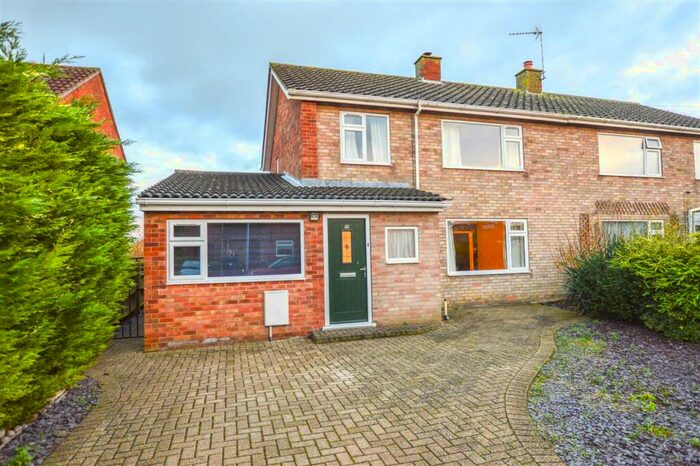 3 Bedroom Semi-Detached House For Sale In The Hoplands, Sleaford, NG34