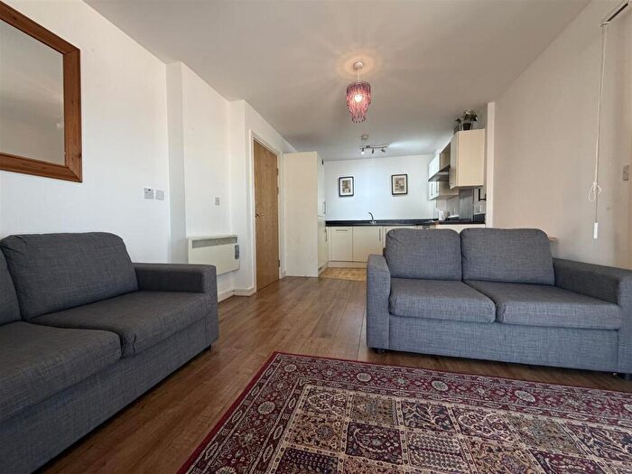 2 Bedroom Apartment For Sale In Overstone Court, Cardiff Bay ( Beds ) *, CF10