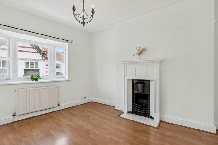 2 Bedroom Flat To Rent In The Grangeway, Winchmore Hill, N21