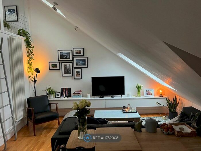 2 Bedroom Flat To Rent In Clapham Common South Side, London, SW4