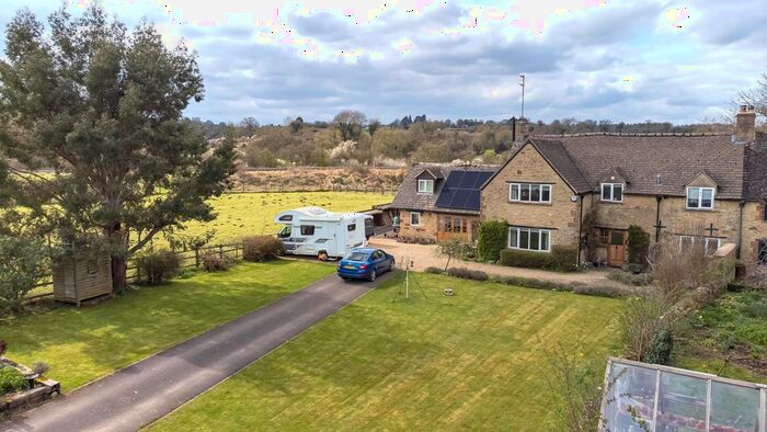 5 Bedroom Semi-Detached House For Sale In The Green, Fawler, OX7