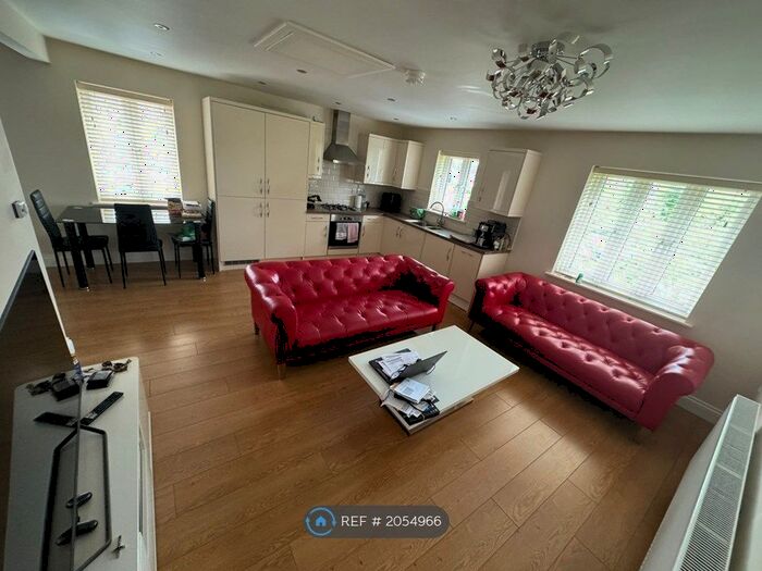 2 Bedroom Flat To Rent In Plumberow Avenue, Hockley, SS5