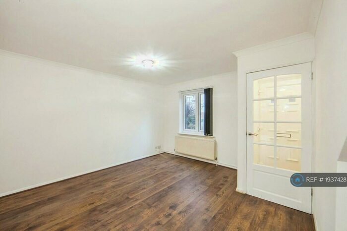 3 Bedroom Terraced House To Rent In Reveley Square, London, SE16