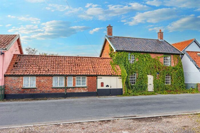 3 Bedroom Semi Detached House For Sale In Low Road, Billingford, IP21