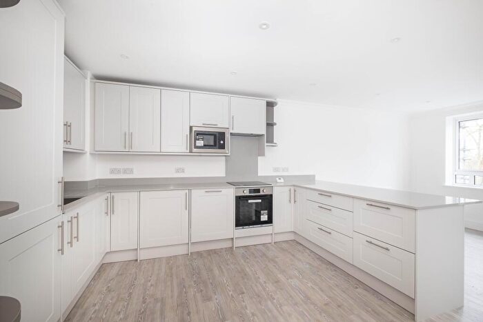 2 Bedroom Apartment To Rent In Samuel Gray Gardens Kingston Upon Thames, KT2
