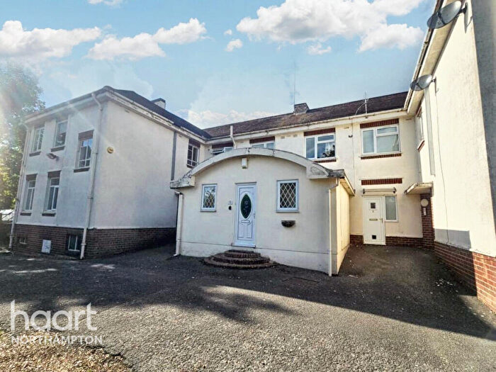 1 Bedroom Flat For Sale In Grosvenor Gardens, Northampton, NN2