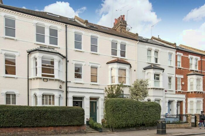 2 Bedroom Apartment To Rent In Parkgate Road, SW11