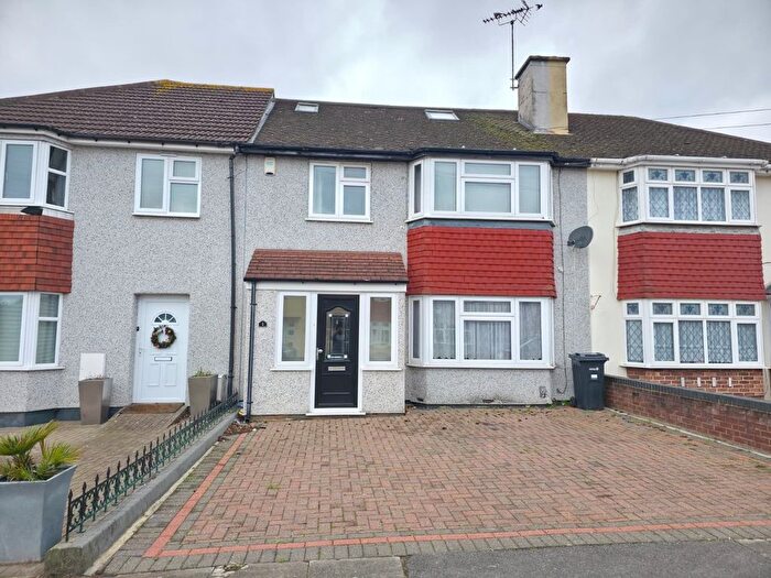 4 Bedroom Terraced House For Sale In Yeomen Way, Ilford, IG6