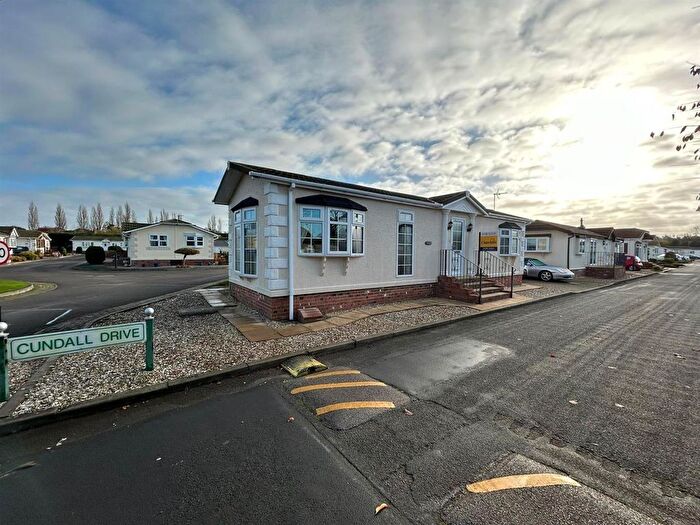 2 Bedroom Mobile/park Home For Sale In Cundall Drive, Acaster Malbis, York, YO23