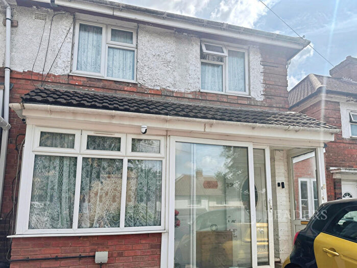 4 Bedroom Semi-Detached House To Rent In Wardend Road, B8
