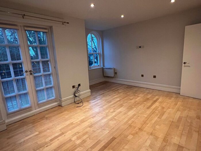 2 Bedroom Flat To Rent In Station Road, Loughton, IG10