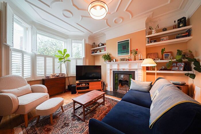 3 Bedroom Flat For Sale In Ridley Road, Kensal Rise, London, NW10