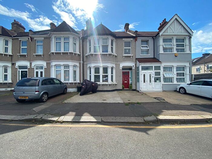 3 Bedroom Terraced House For Sale In Hertford Road, Ilford, IG2