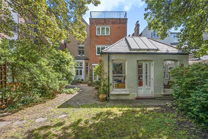 3 Bedroom Apartment For Sale In Woodchurch Road, South Hampstead, London, NW6